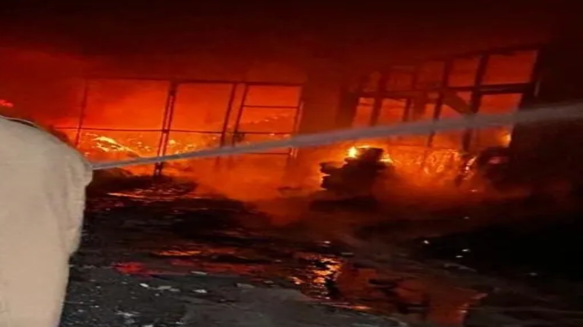 आगरा में बड़ा हादसा : मसाला फैक्ट्री में लगी भीषण आग, कई मजूदरों के फंसे होने की आशंका, मचा हड़कंप
