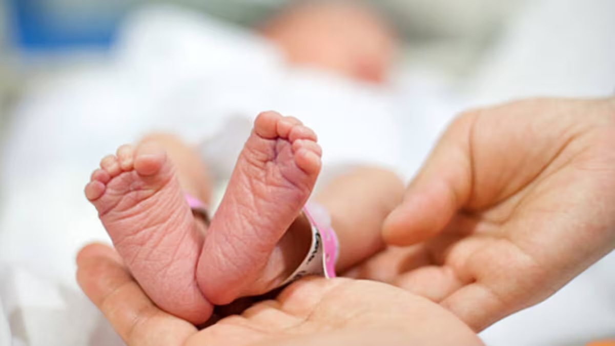 पैसे के लिए मर गई इंसानियत : नेग में 5100 नहीं मिलने पर नर्स ने नवजात को 40 मिनट तक मेज पर छोड़ा, हुई मौत