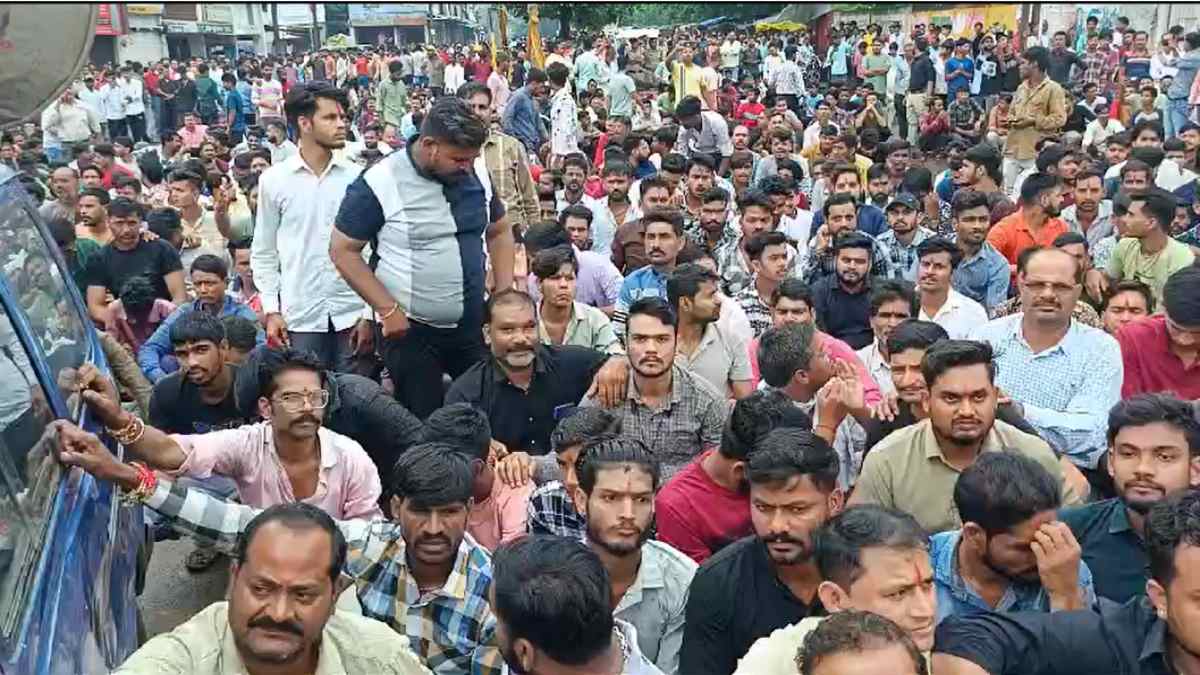 नाबालिगों के अश्लील वीडियो बनाने मामले में बवालः हिंदूवादी संगठनों ने थाने के सामने किया प्रदर्शन, पुलिस ने आरोपी अरमान को किया गिरफ्तार