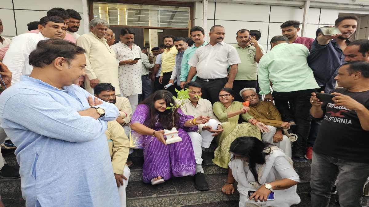 कैबिनेट मंत्री की गजब फोटो बाजी: सिंधिया के एयरपोर्ट पहुंचने से पहले VIP गेट के बाहर जमीन पर बैठे, जमकर खिंचवाई तस्वीर