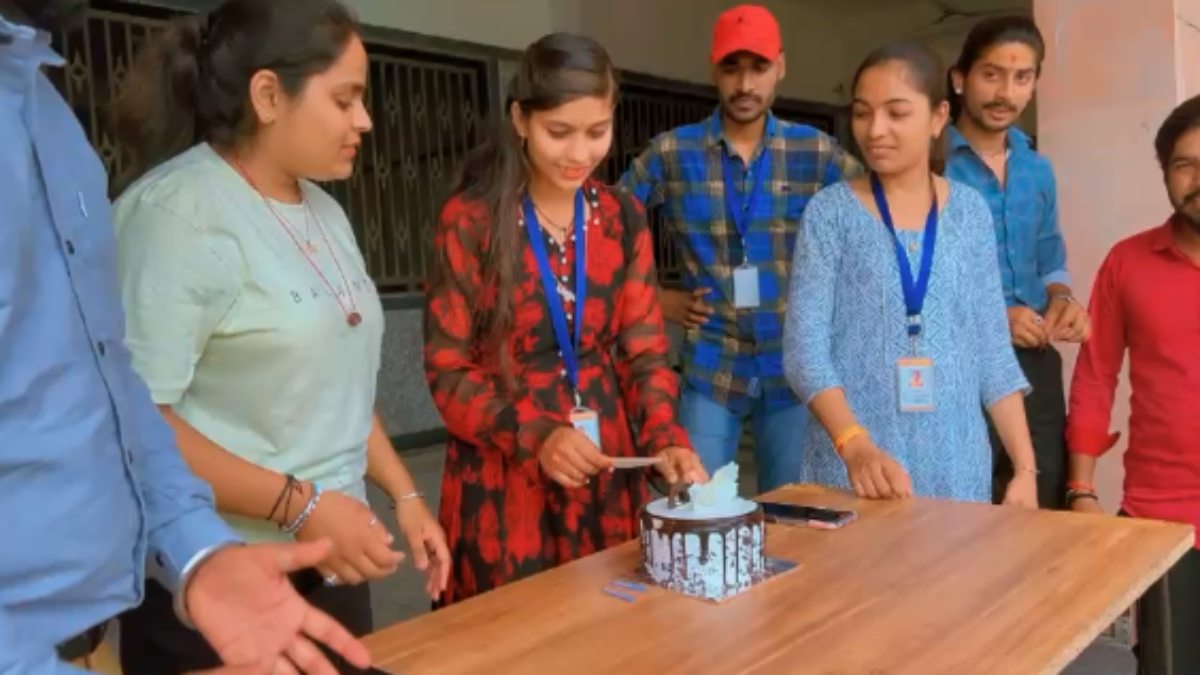 बड़ी खबर: महाकालेश्वर मंदिर परिसर में बर्थडे सेलिब्रेट करना पड़ा भारी, 10 कर्मचारी सस्पेंड