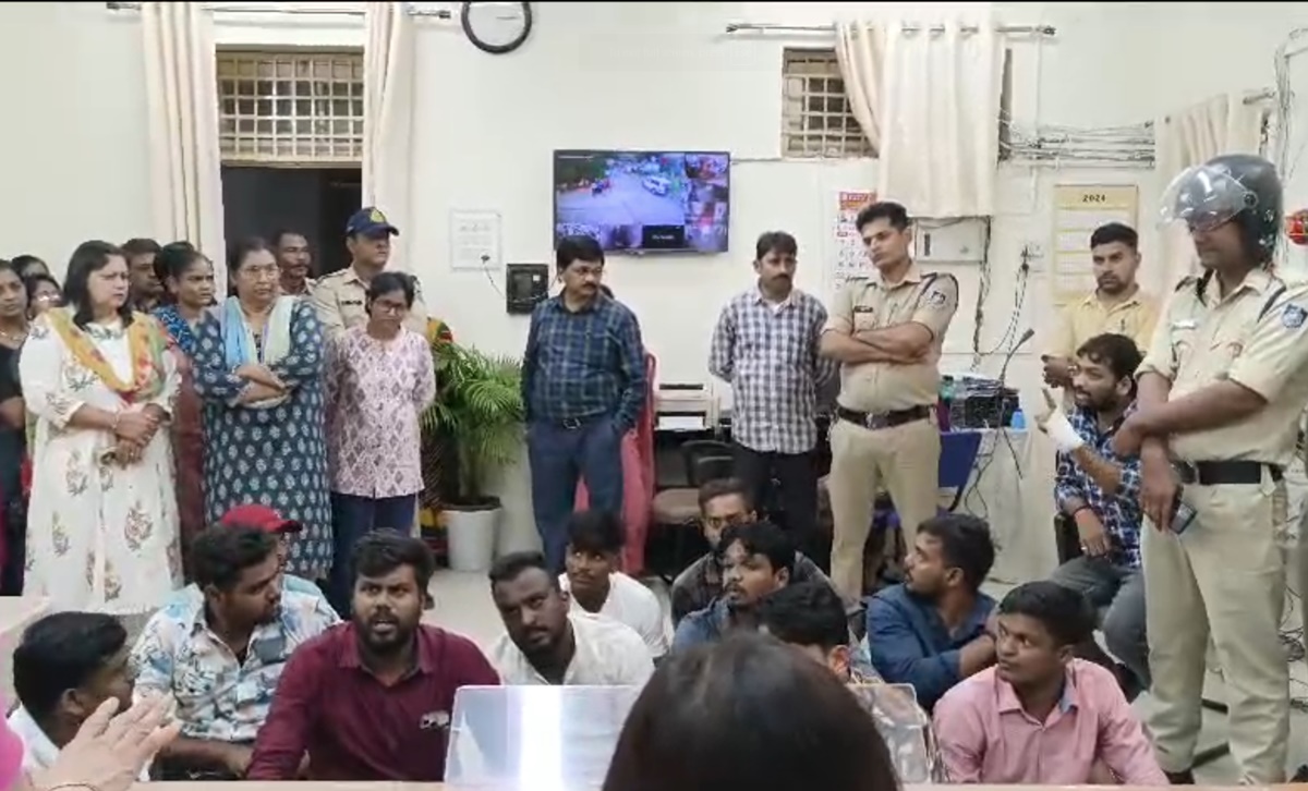 छात्राओं को अश्लील वीडियो भेजने का मामला: NSUI ने कॉलेज में मचाया हंगामा, प्रिंसिपल पर लगाए आरोप, इस्तीफे की उठाई मांग