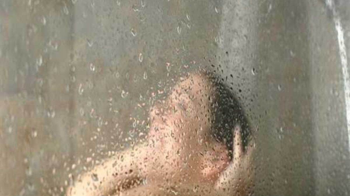 बाथरूम में नहाने गई महिला, देख लिया कुछ ऐसा कि उलटे पांव भागी, देखें हैरान करने वाला Video