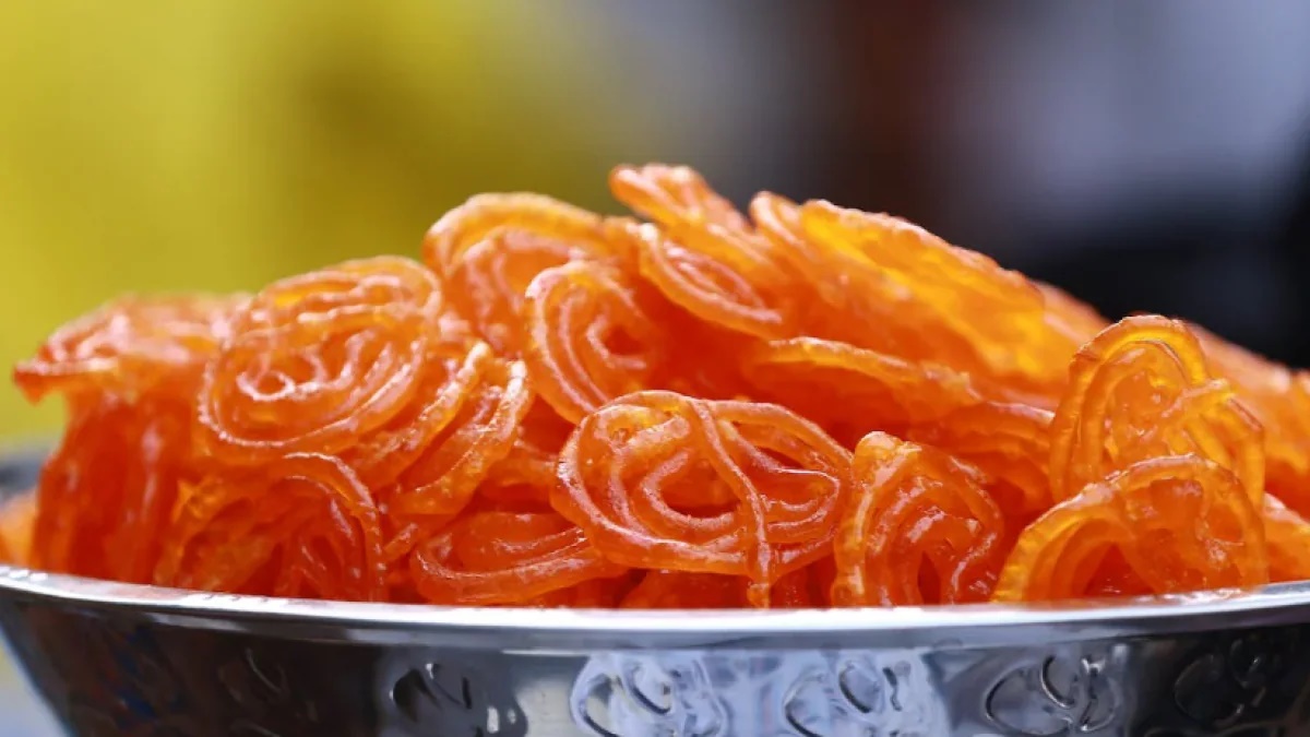जलेबी को लेकर जंग: दो पक्षों में जमकर चले लात और घूंसे, थाने तक पहुंचा मामला