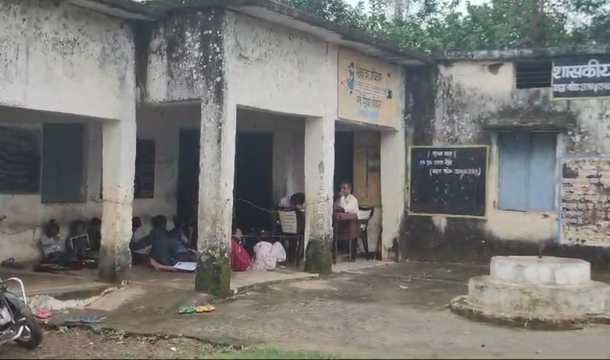 सरकारी स्कूल के जर्जर भवन में पढ़ने को मजबूर बच्चे, 2 साल से नहीं मिली ड्रेस, बाउंड्री वॉल और बिजली की भी नहीं है व्यवस्था