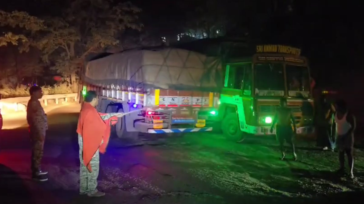 केशकाल घाट में 12 घंटे से लगा जाम, जर्जर हो चुकी ब्रिटिशकालीन सड़क का आज से होगा नवीनीकरण