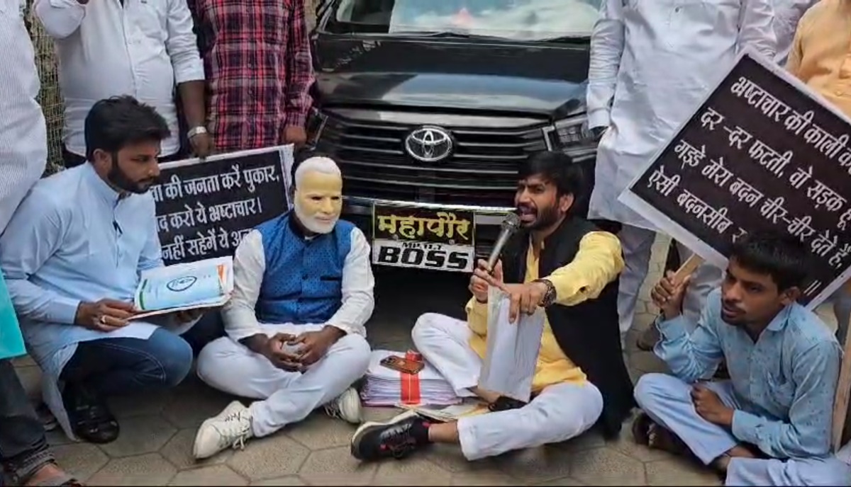 खंडवा में कांग्रेस पार्षदों का हंगामा: PM मोदी का मुखौटा पहनकर किया प्रदर्शन, कहा- भ्रष्टाचार अपने चरम पर