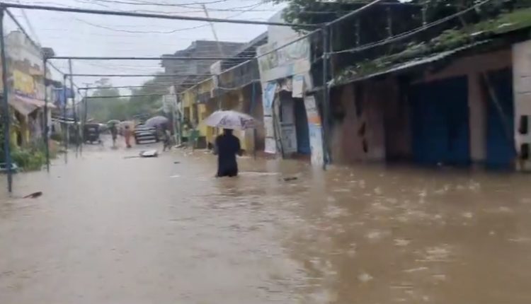 ओडिशा : मलकानगिरी में भारी बारिश के कारण राष्ट्रीय राजमार्ग नदी में तब्दील, बाढ़ की स्थिति