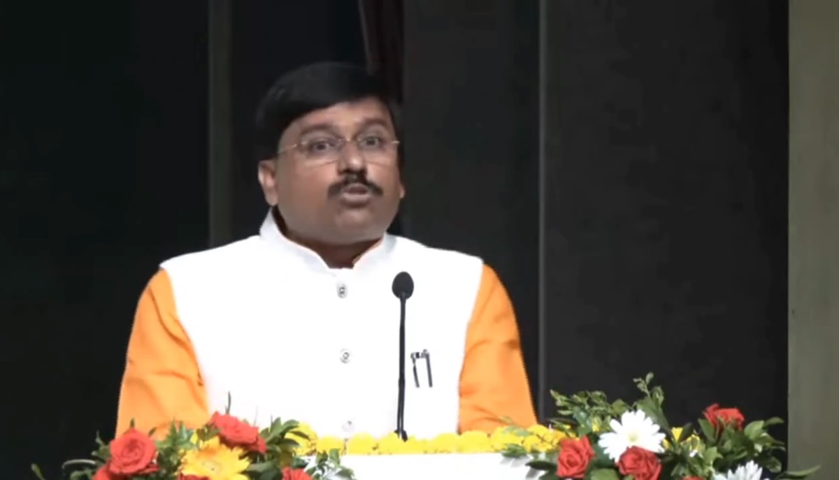 ‘बर्थडे पर थूका हुआ केक खिलाते हैं इंग्लिश मीडियम के बच्चे’, संस्कृति मंत्री ने अंग्रेजी पढ़ाई पर उठाए सवाल, कहा- मोमबत्ती बुझाकर लोग प्रकाश से अंधेरे की ओर जा रहे