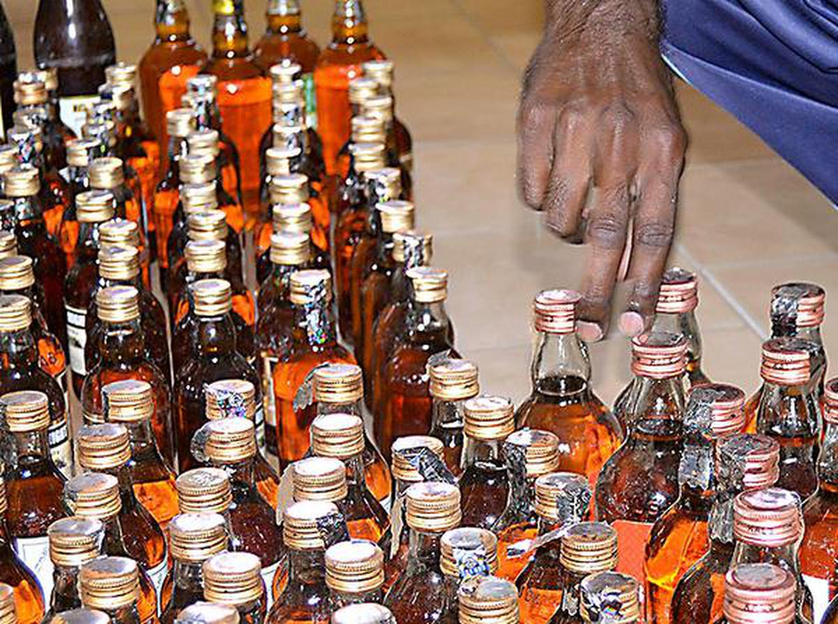 ओडिशा : कटक के बार से नकली शराब जब्त, 3 गिरफ्तार