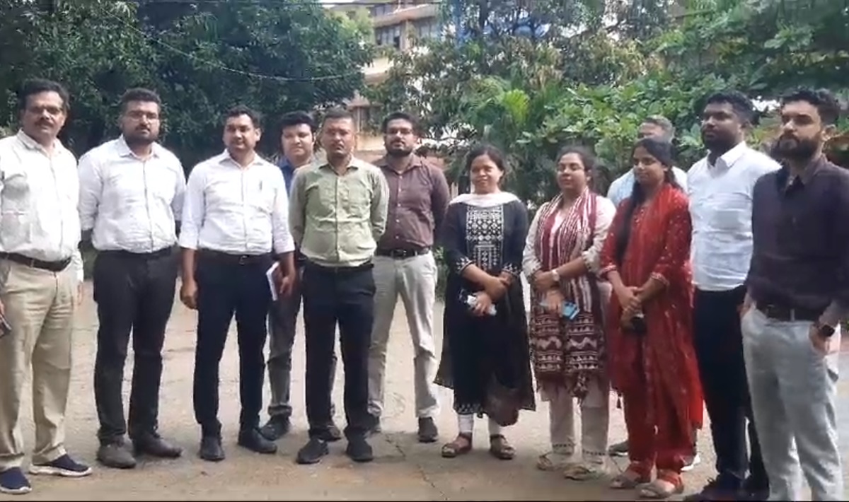 राजस्व अधिकारियों ने बंद किया काम, अनिश्चितकालीन हड़ताल की दी चेतावनी, कहा- अगर SDM ने तहसीलदार पर की FIR वापस नहीं ली तो…