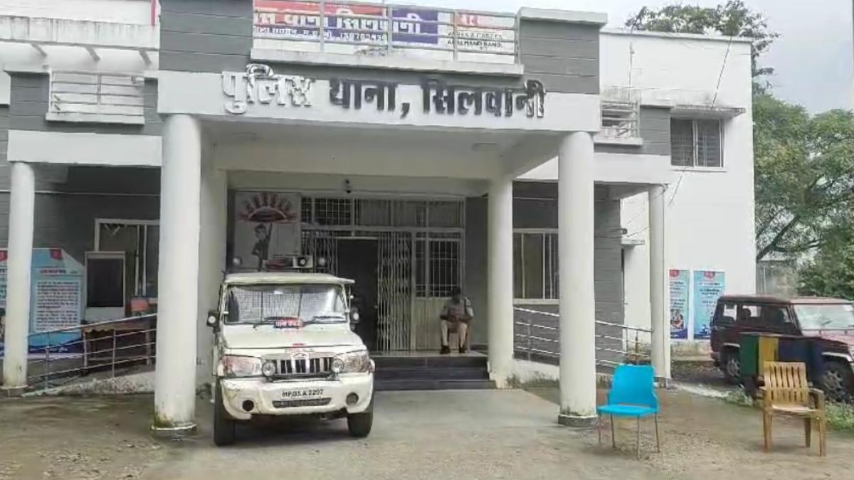 पत्नी के भागने के एक साल बाद पति ने उठाया खौफनाक कदम, कुल्हाड़ी से मारकर पिता की ले ली जान