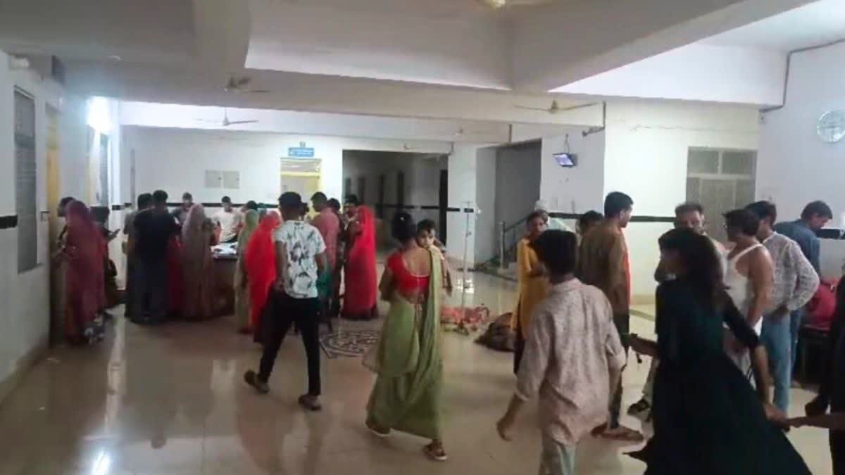 Rajasthan News: सामूहिक भोज के बाद 50 से अधिक लोग फूड पॉइजनिंग के शिकार, अस्पताल में भर्ती