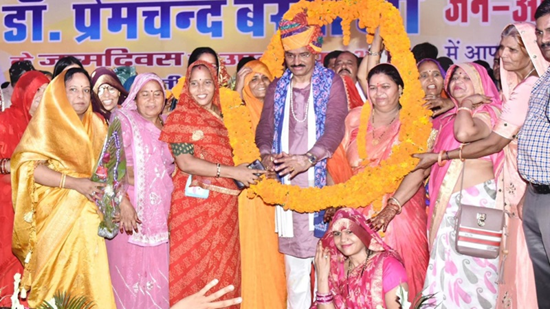 Rajasthan News: आमजनों के साथ उप मुख्यमंत्री डॉ प्रेमचंद बैरवा ने मनाया अपना जन्मदिन, सोशल मीडिया पर ट्रेडिंग में रहा