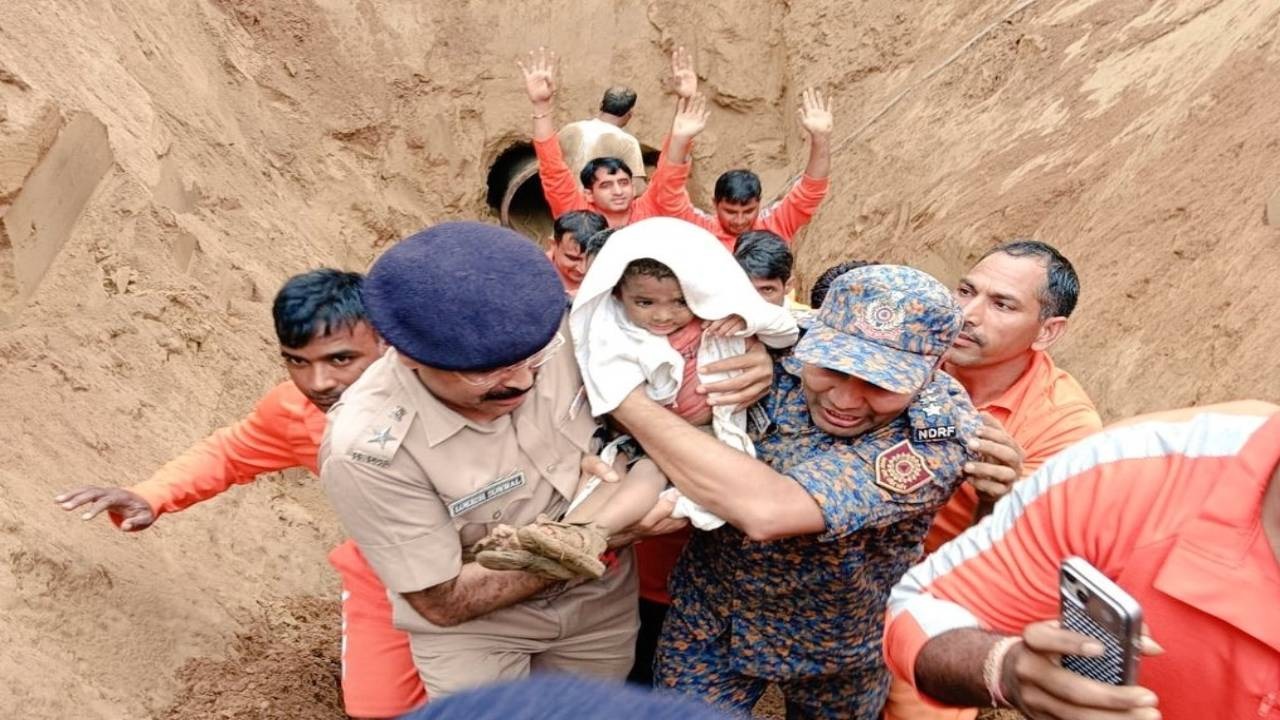 Rajasthan News: 17 घंटे के संघर्ष के बाद जीती जिंदगी, बोरवेल में गिरी मासूम सुरक्षित बाहर निकली