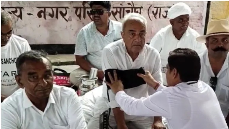 Rajasthan News: आमरण अनशन पर बैठे पूर्व राज्य मंत्री सुखराम बिश्नोई की तबीयत बिगड़ी, अस्पताल जाने से किया इनकार