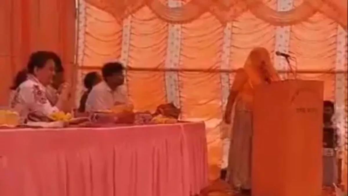 Rajasthan News: घूंघट में सरपंच ने अंग्रेजी में दिया भाषण, कलेक्टर टीना डाबी भी रह गई दंग