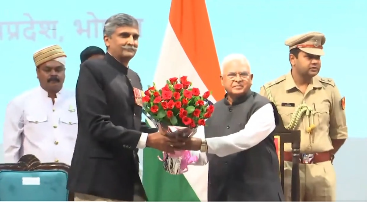सूचना आयुक्तों को राज्यपाल ने दिलाई शपथ, CM डॉ. मोहन भी कार्यक्रम में हुए शामिल 