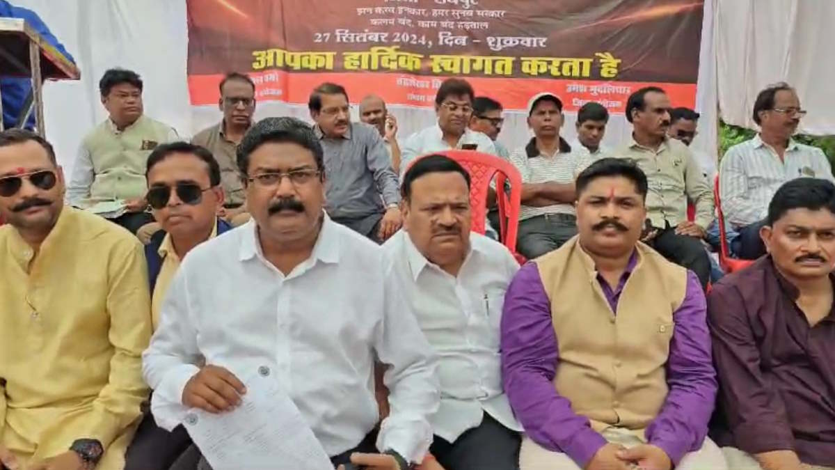 तालाबंदी : ‘मोदी की गारंटी’ लागू करवाने हड़ताल पर बैठे अधिकारी-कर्मचारी, सरकारी कार्यालयों में हुआ काम बंद