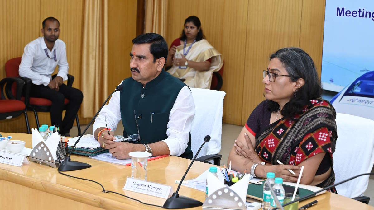 केंद्रीय राज्य मंत्री तोखन साहू ने बैठक में सख्त लहजे में रेलवे अधिकारियों को चेताया, कहा- रेलवे प्रशासन के रवैय्ये से आम जनता परेशान…
