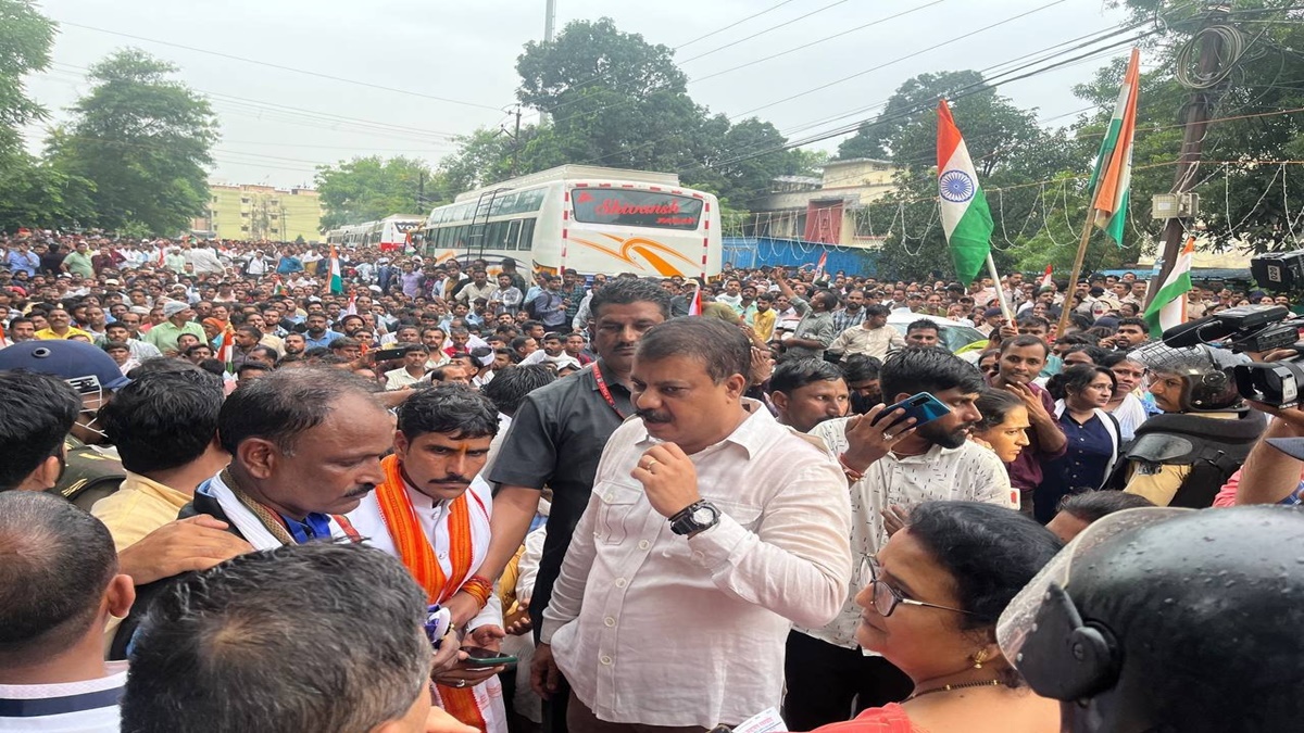अतिथि शिक्षकों के समर्थन में उतरे उमंग सिंघार: बरसते पानी में प्रदर्शन, प्रतिनिधि मंडल चर्चा के लिए गया CM हाउस