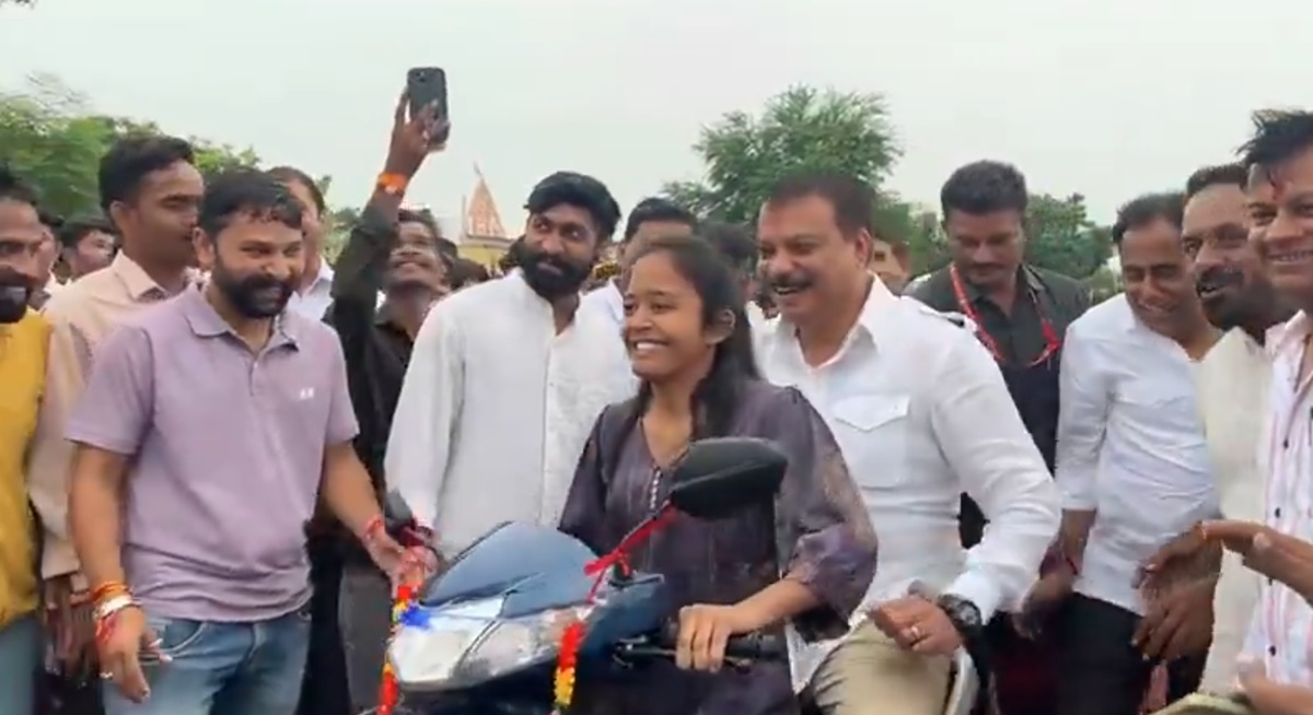 छात्रा ने नेता प्रतिपक्ष से मांगी स्कूटी: 24 घंटे में पूरी हुई मांग तो खुशी से झूम उठी, उमंग सिंघार को बैठाकर कराई सैर, देखें Video
