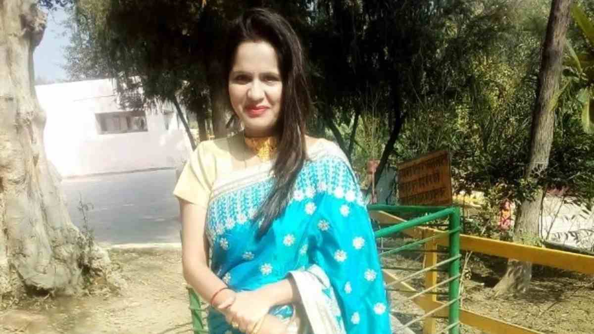 कौन हैं UP PCS में 17वीं रैंक प्राप्त Swati Shukla? जमीन घोटाले में फंसी अधिकारी तो हुईं सस्पेंड