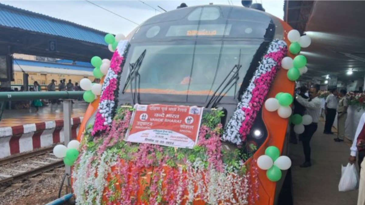 ‘वंदे भारत’ की खासियत : जल्द और तेज भागती तो है, साथ में यात्री भी जरूरत पड़ने पर गार्ड और ड्राइवर से कर सकते हैं सीधे बात…