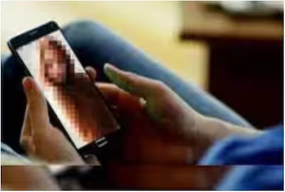 Video Call Scam: फोन उठाते ही युवती करने लगी अश्लील हरकत, फिर मिल मैनेजर से 7 खातों में ट्रांसफर कराए लाखों रुपए, रिलेशनशिप मैनेजर गिरफ्तार
