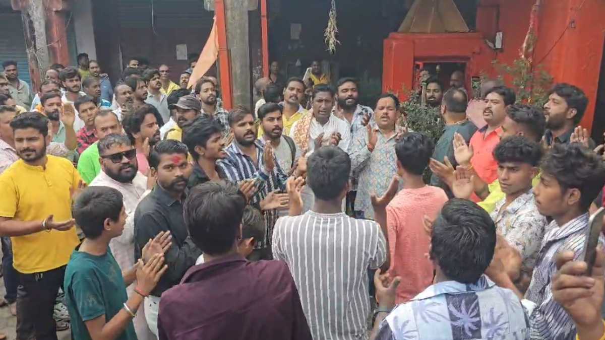 मंदिर के बाहर युवक ने किया पेशाब: व्यापारियों ने दुकानें बंद कर जताया विरोध, हिंदू संगठन ने की कार्रवाई की मांग