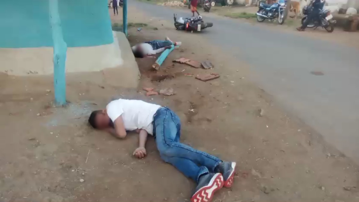 Chhindwara Road Accident: अनियंत्रित होकर खंभे से टकराई बाइक, एक की मौत, आर्मी ऑफिसर की हालत गंभीर