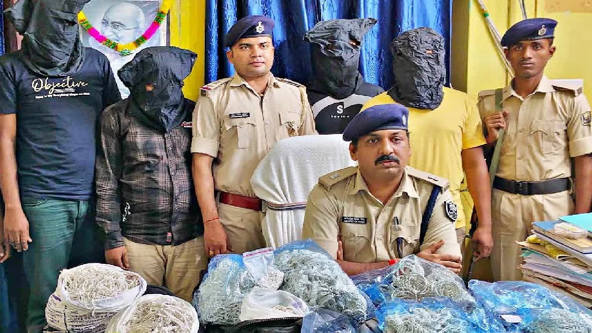 कटिहार पुलिस के हाथ लगी बड़ी सफलता, 66 किलो अवैध चांदी के साथ 4 तस्कर गिरफ्तार