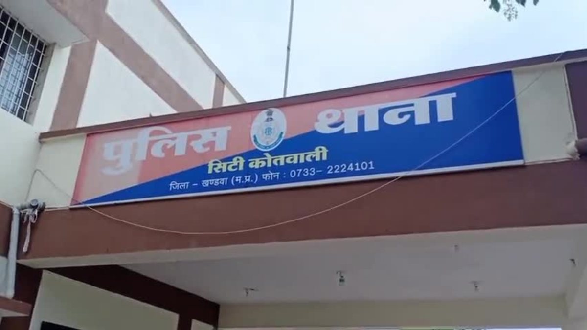 छेड़छाड़ मामले में खुलासाः आरोपी के बेटे ने पेट्रोल डालकर लगाई थी आग, पुलिस ने दर्ज किया केस
