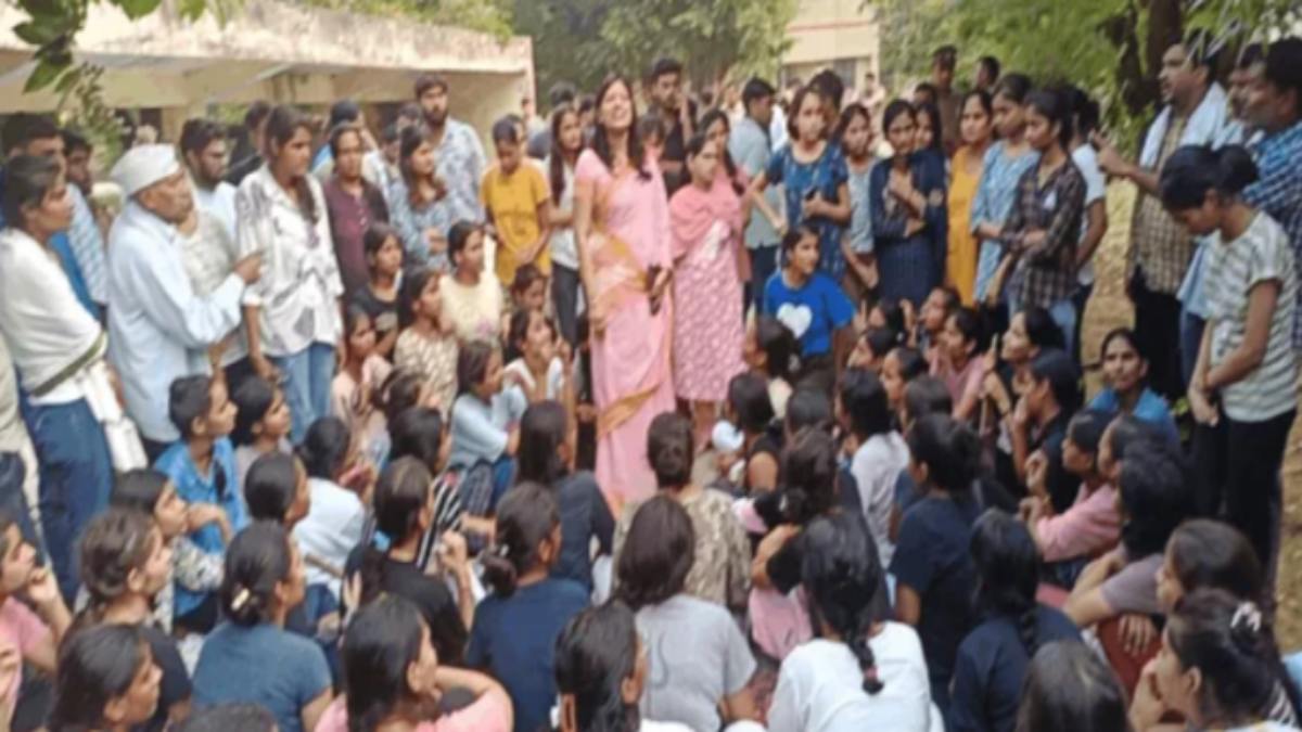 गर्ल्स हॉस्टल में आधी रात को हुआ कुछ ऐसा कि डर गई लड़कियां, 4 दिन बाद भी लौटने को तैयार नहीं छात्राएं, जानें क्या है पूरा मामला