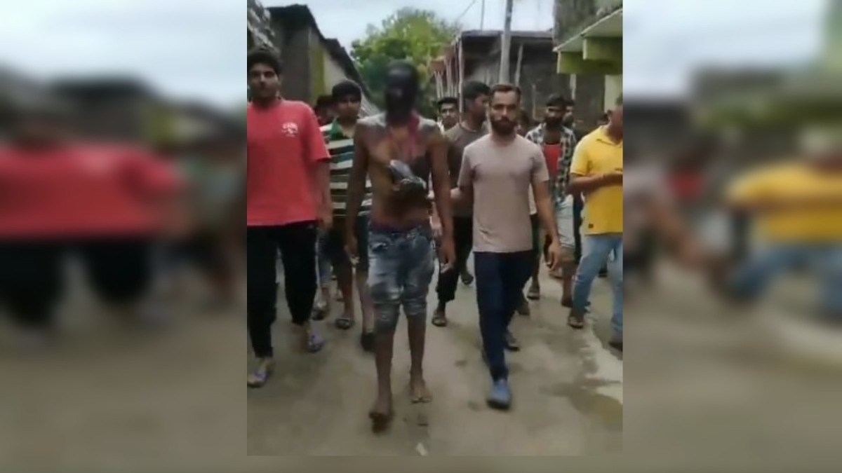कहां है पुलिस ? महिला से छेड़छाड़ पर दलित युवक से मारपीट, मुंह पर कालिख पोतकर पहनाई जूतों की माला, अर्धनग्न कर गांव में घुमाया