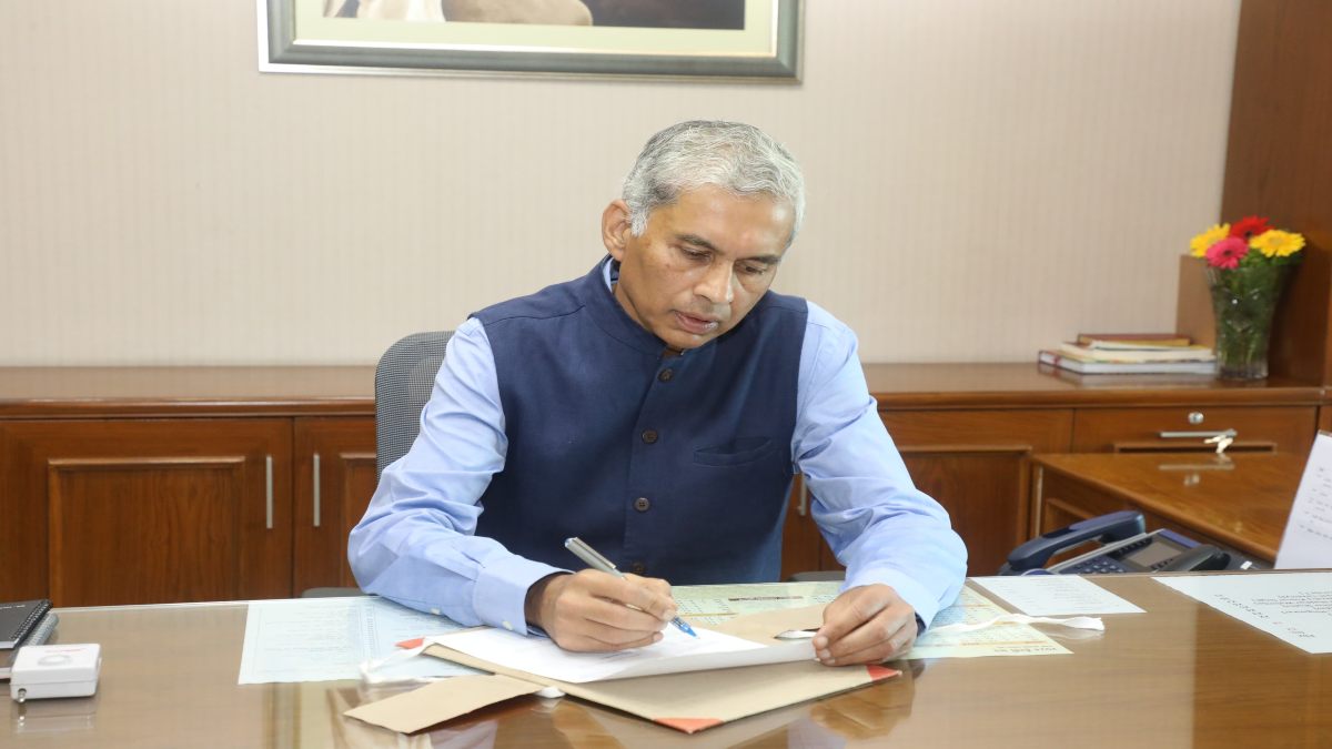 MP में जल्द होगा बड़ा प्रशासनिक फेरबदल! CS अनुराग जैन ने किया अधिकारियों के कामकाज का रिव्यू, हटाए जा सकते हैं इन विभागों के अफसर