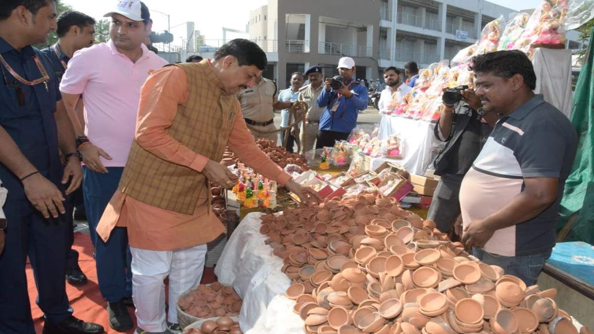 सीएम डॉ मोहन ने वोकल फॉर लोकल का दिया संदेश: काफिला रुकवाकर खरीदे दीये, व्यापारियों का जाना हालचाल, दिवाली की दी बधाई