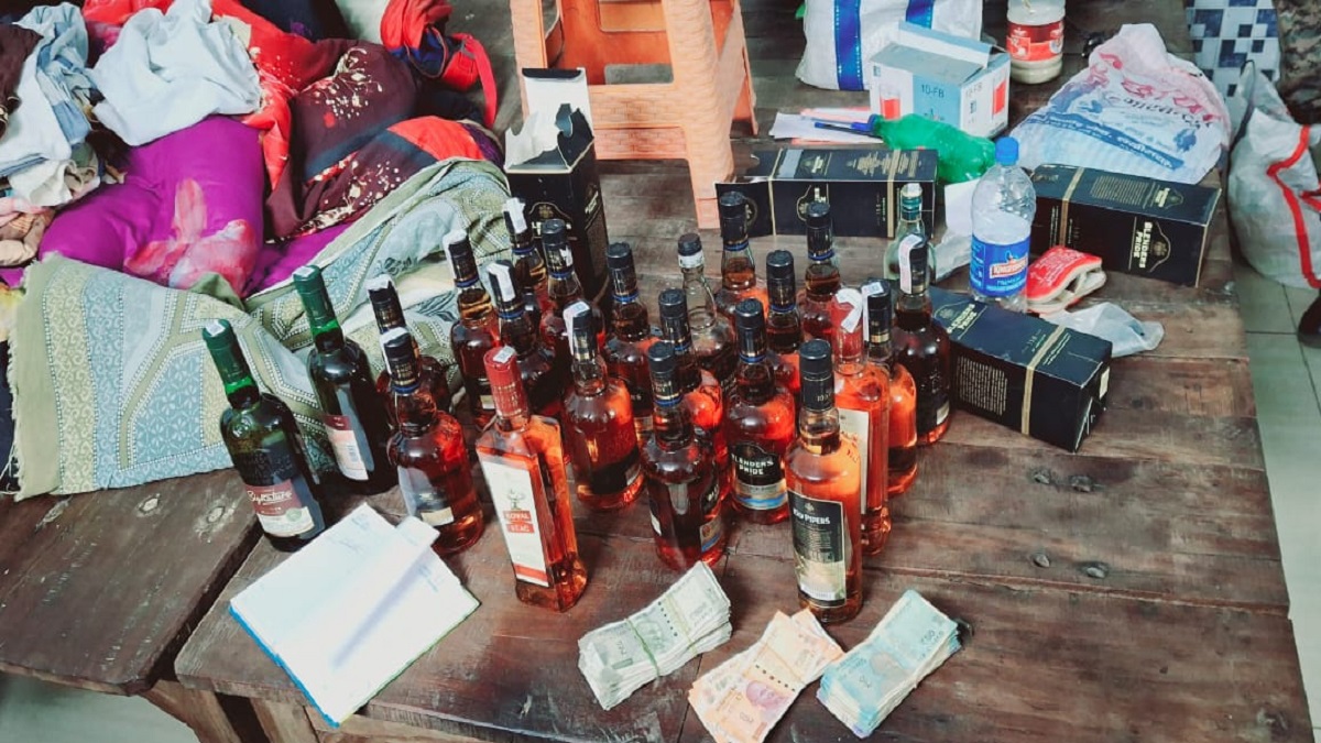 मोतिहारी में पुलिस के घर पड़ा पुलिस का छापा, 22 बोतल अंग्रेजी शराब के साथ 1 लाख कैश बरामद