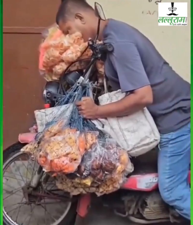 VIDEO: सामान बेचते समय आई मौत! लूना स्कूटर पर बैठे-बैठे स्ट्रीट वेंडर को आया हार्ट अटैक, लोग घंटों समझते रहे सो रहा है