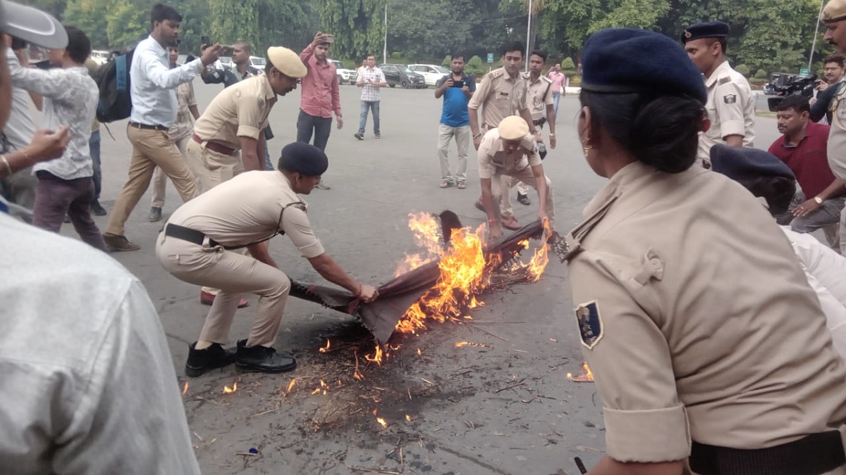 बड़ी खबर: NDA की बैठक के बीच CM आवास के बाहर फूंका गया नीतीश कुमार का पुतला, युवक गिरफ्तार