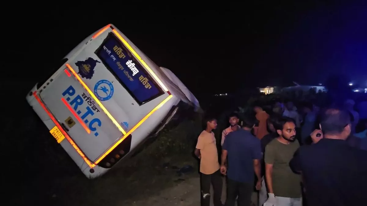 संगरूर : टेंपो को बचाने के चक्कर में बस पलटी, दो की मौत