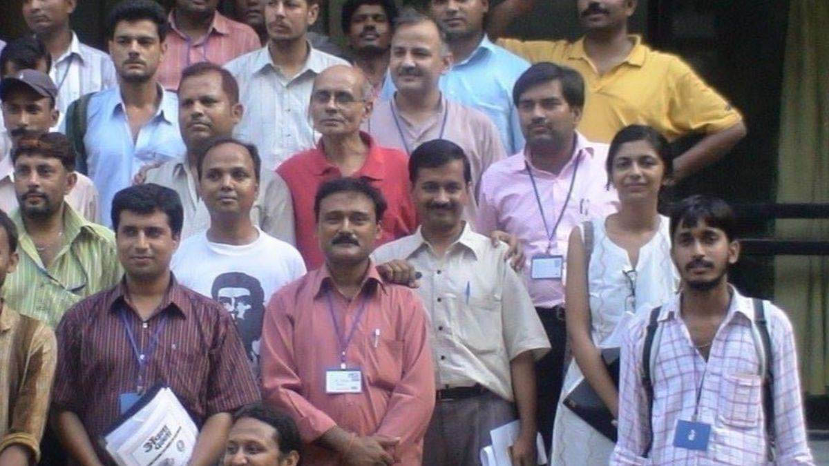 स्वाति मालीवाल ने अरविंद केजरीवाल के साथ 17 साल पुरानी तस्वीर शेयर कर कहा -‘न पार्टी थी न सरकार…वो वक्त बहुत अच्छा था’