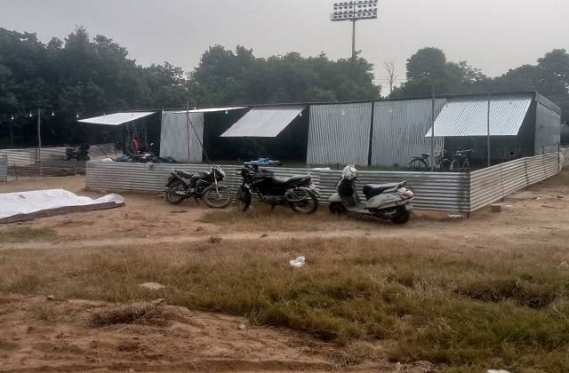बिना लाइसेंस के सजी पटाखे की दुकान, पुलिस को देख उड़े दुकानदार के होश