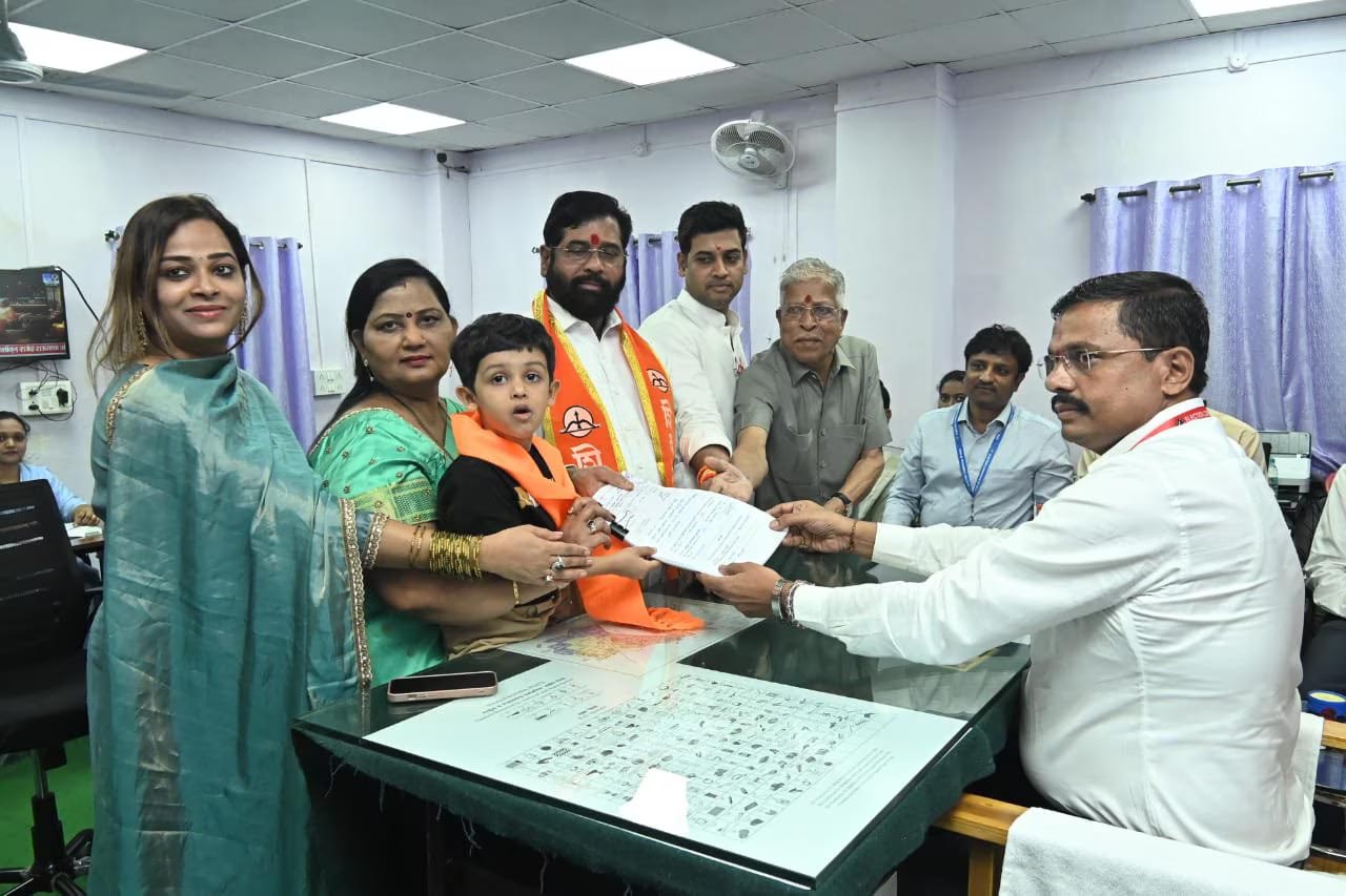 महाराष्ट्र चुनाव: मुख्यमंत्री एकनाथ शिंदे ने दाखिल किया नामांकन, रैली में दिखाया शक्ति प्रदर्शन