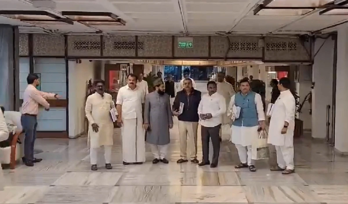 ऐसा क्या हुआ वक्फ बिल की बैठक में कि सभी विपक्षी सांसद कर गए वॉकआउट