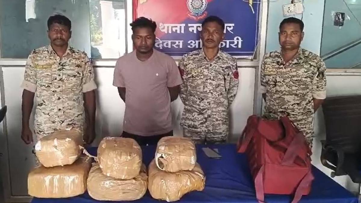 CG Crime News: बस्तर के सरहदी इलाके में दो पहिया वाहन से हो रही गांजे की तस्करी, पुलिस ने एक आरोपी को किया गिरफ्तार