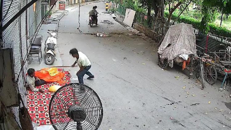 दिल्ली के पॉश इलाके में दुकान के बाहर सो रहे मजदूर को युवक ने बुरी तरह पीटा