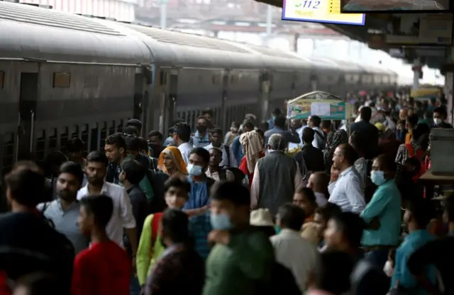 मुंबई हादसे के बाद जागा रेलवे, छठ तक दिल्ली के सभी स्टेशनों पर प्लेटफॉर्म टिकट देने पर लगाई रोक