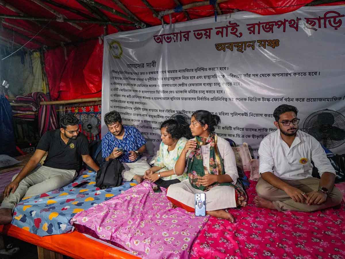 कोलकाता में जूनियर डॉक्टरों ने डेडलाइन खत्म होते ही शुरू किया आमरण अनशन