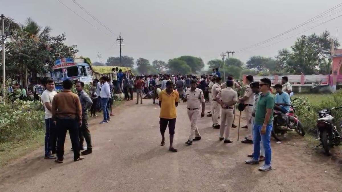 सड़क हादसा: सीमेंट से भरे ट्रक ने बाइक सवारों को रौंदा, 3 लोगों की मौके पर ही मौत, 2 साल की मासूम की हालात गंभीर